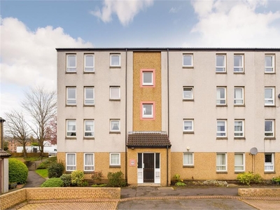 1 bed first floor flat for sale in Mountcastle