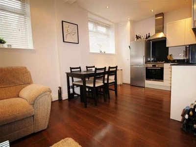 1 bed flat to rent in High Street,
WD6, Borehamwood