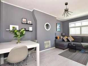 2 bedroom flat for rent in Althorne Gardens, London, E18