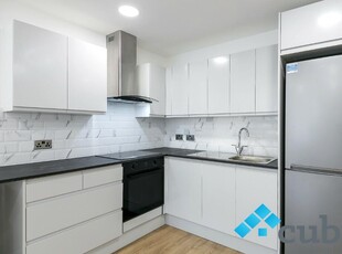 2 bedroom flat for rent in Epsom Road, Morden, Surrey, SM4