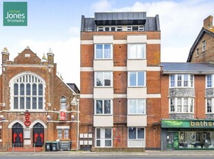 2 bedroom flat for rent in High Street, Worthing, West Sussex, BN11