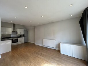 2 bedroom flat for rent in London Road, Sevenoaks, Kent, TN13 1AR, TN13