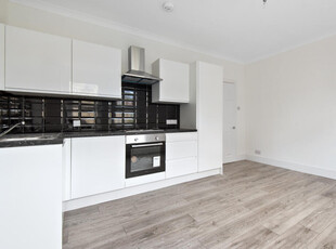 2 bedroom flat for rent in North Street, Bromley, BR1