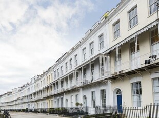 2 bedroom flat for rent in Royal York Crescent, Clifton, BS8