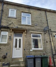 2 bedroom terraced house for rent in Russell Street, Queensbury, BD13
