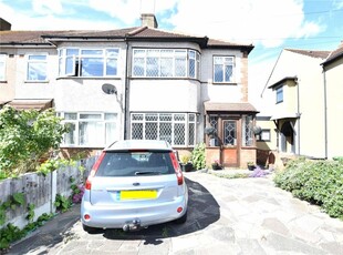 3 bedroom end of terrace house for rent in Fourth Avenue, Rush Green, Romford, Essex, RM7