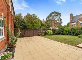3 Bedroom Mews Property For Sale In Repton Park, Woodford Green