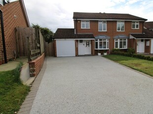 3 bedroom semi-detached house for sale in Sandpiper Way, Basingstoke, RG22