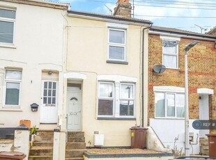 3 bedroom terraced house for rent in Gordon Road, Chatham, ME4