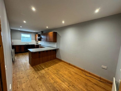 4 Bedroom End Terrace House To Rent