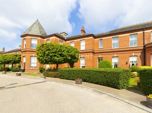 4 bedroom flat for rent in Richmond Drive, Repton Park, Woodford Green, Essex, IG8