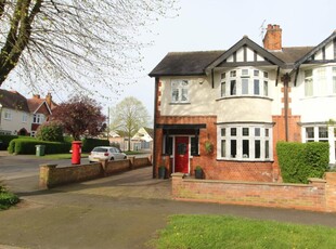 4 bedroom semi-detached house for sale in Howard Road, Glen Parva, Leicester, LE2