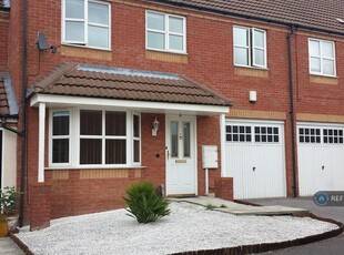 4 bedroom terraced house for rent in Edmonstone Crescent, Nottingham, NG5