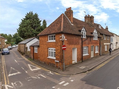 Country house to rent in High Street, Redbourn, St. Albans, Hertfordshire AL3