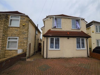 Detached house to rent in St. Pauls Avenue, Slough SL2