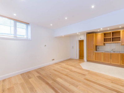 Flat in Hall Road, St John's Wood, NW8