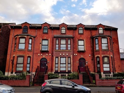 Flat to rent in 3 Bedroom – Flat1, 83-85, Hathersage Road, Manchester M13
