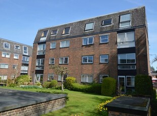 Flat to rent in 41 Castle Garden, Swan Street, Petersfield, Hampshire GU32