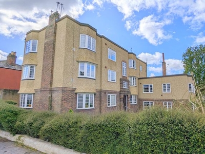 Flat to rent in Abbey Court, Holywell Hill, St Albans, Herts AL1
