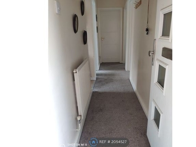 Flat to rent in Boundary Road, Upminster RM14