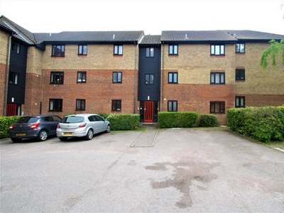 Flat to rent in Copperfields, Laindon, Basildon SS15