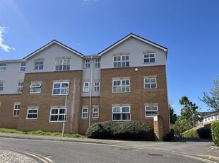 Flat to rent in Elm Park, Reading RG30