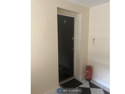 Flat to rent in Elmsley Road, Liverpool L18