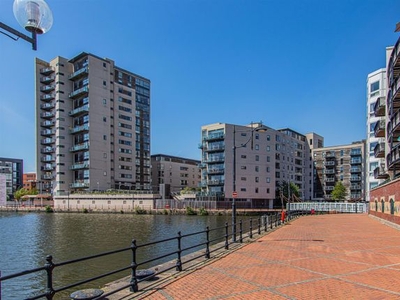 Flat to rent in Falcon Drive, Cardiff CF10