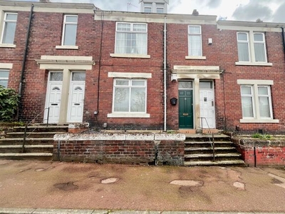 Flat to rent in Faraday Grove, Bensham, Gateshead NE8