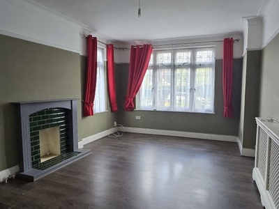 Flat to rent in Gloucester Court, The Drive, Ilford IG1