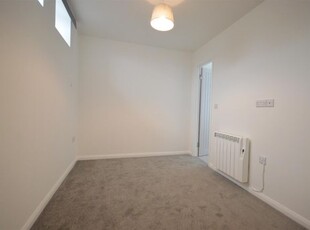 Flat to rent in High Street, Leominster HR6