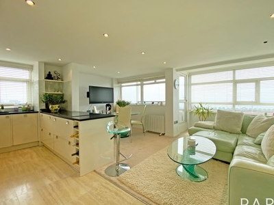 Flat to rent in Kingsway, Hove, East Sussex BN3
