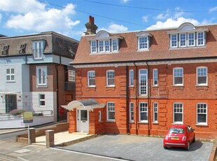 Flat to rent in Lyons Crescent, Tonbridge, Kent TN9