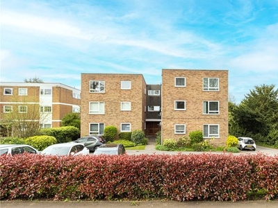 Flat to rent in Milton Road, Harpenden, Hertfordshire AL5