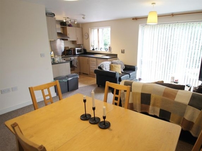 Flat to rent in Overstone Court, Cardiff CF10
