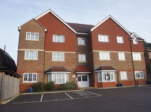 Flat to rent in Oxford Road, Redhill RH1