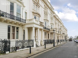 Flat to rent in Palmeira Square, Hove, East Sussex BN3