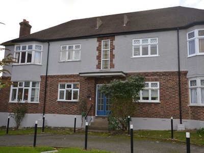 Flat to rent in Palmerston Road, Buckhurst Hill IG9
