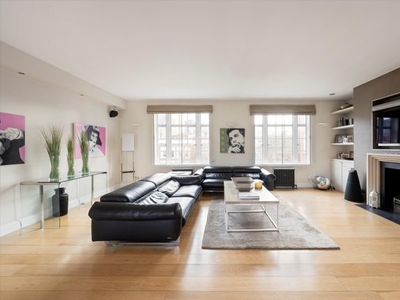 Flat to rent in Phillimore Court, Kensington High Street, London W8