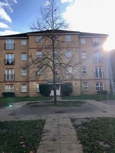 Flat to rent in Piper Way, Ilford IG1
