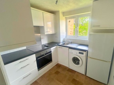 Flat to rent in Plumtree Close, Dagenham, Essex RM10