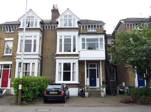 Flat to rent in River Bank, East Molesey KT8