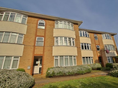 Flat to rent in Springfield Drive, Ilford IG2