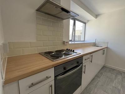 Flat to rent in The Kingsway, Swansea SA1