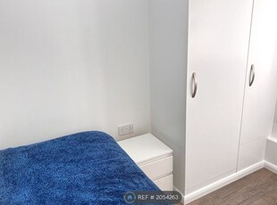 Flat to rent in Waterloo Rise, Reading RG2