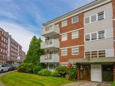 Flat to rent in York House, Courtlands TW10