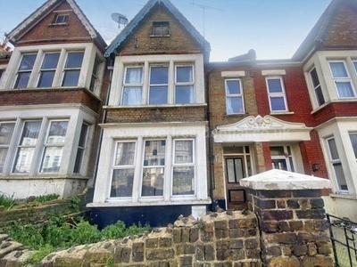 Flat to rent in York Road, Southend On Sea SS1