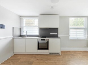 Ground floor studio flat for rent in Fordwych Road, NW2