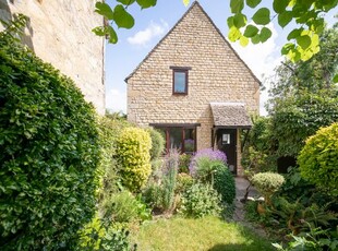 Semi-detached house to rent in Sylvester Close, Burford OX18