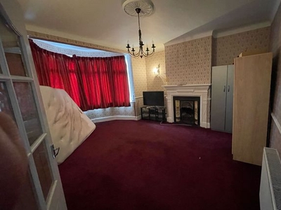 Shared accommodation to rent in Collinwood Gardens, Ilford IG5